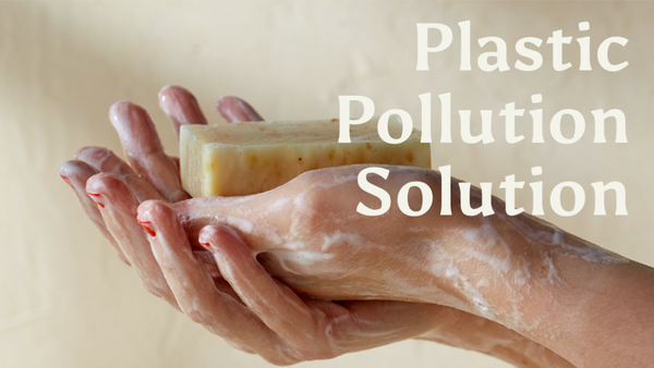 Hände halten feste Haarseife, festes Shampoo unverpackte Seife zur nachhaltigen Körperpflege im plasticfreejuly