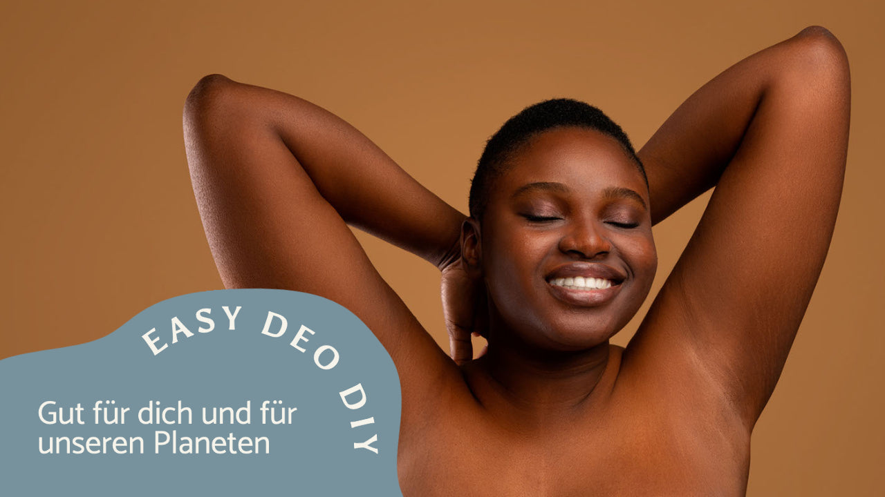 Frau mit dunkler Haut hebt die Arme und lacht zufrieden. Ein nachhaltiges Deo aus nur 3 Zutaten kannst du gaz einfach selber machen. 