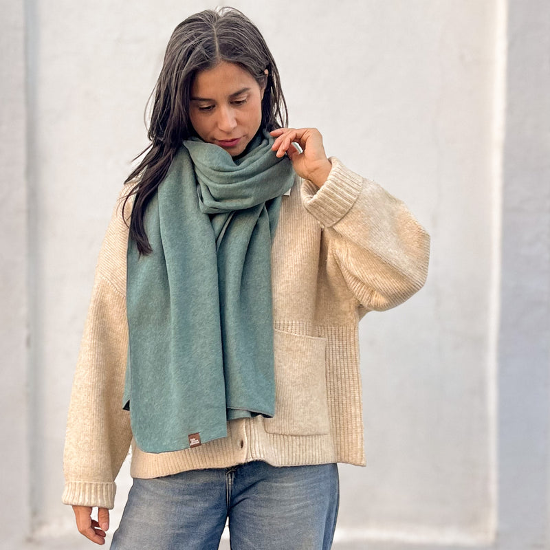 Kuschel Schal Bio Baumwolle in jade Grün handgefertigt in austria von Liebedeinenplaneten.com