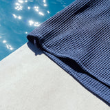 Blaues Waffel-Strandhandtuch aus ökologischem Stoff