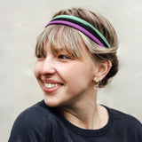 Lächelnde blonde Frau mit drei bunten Biologisch hergestellten Stirnbändern von LDP