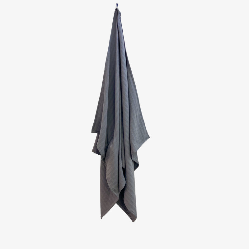 graues Outdoor Tuch aus Biobaumwolle, welches sich auch als Schal tragen und binden lässt 
