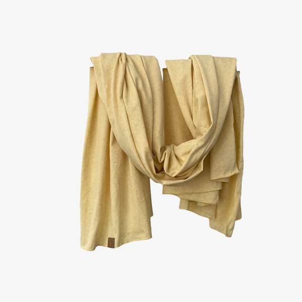 leichter XL-Schal in vanilla-gelb aus Hanf-und Biobaumwolle locker gewickelt und voluminös
